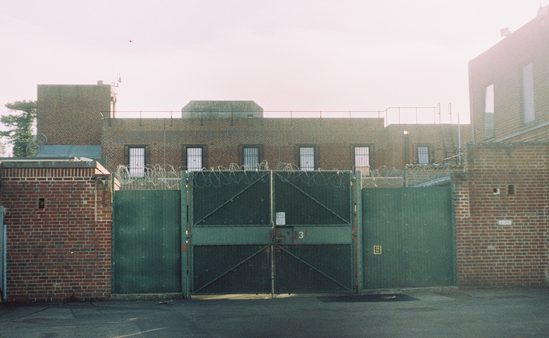 Campsfield_House_inside_gate